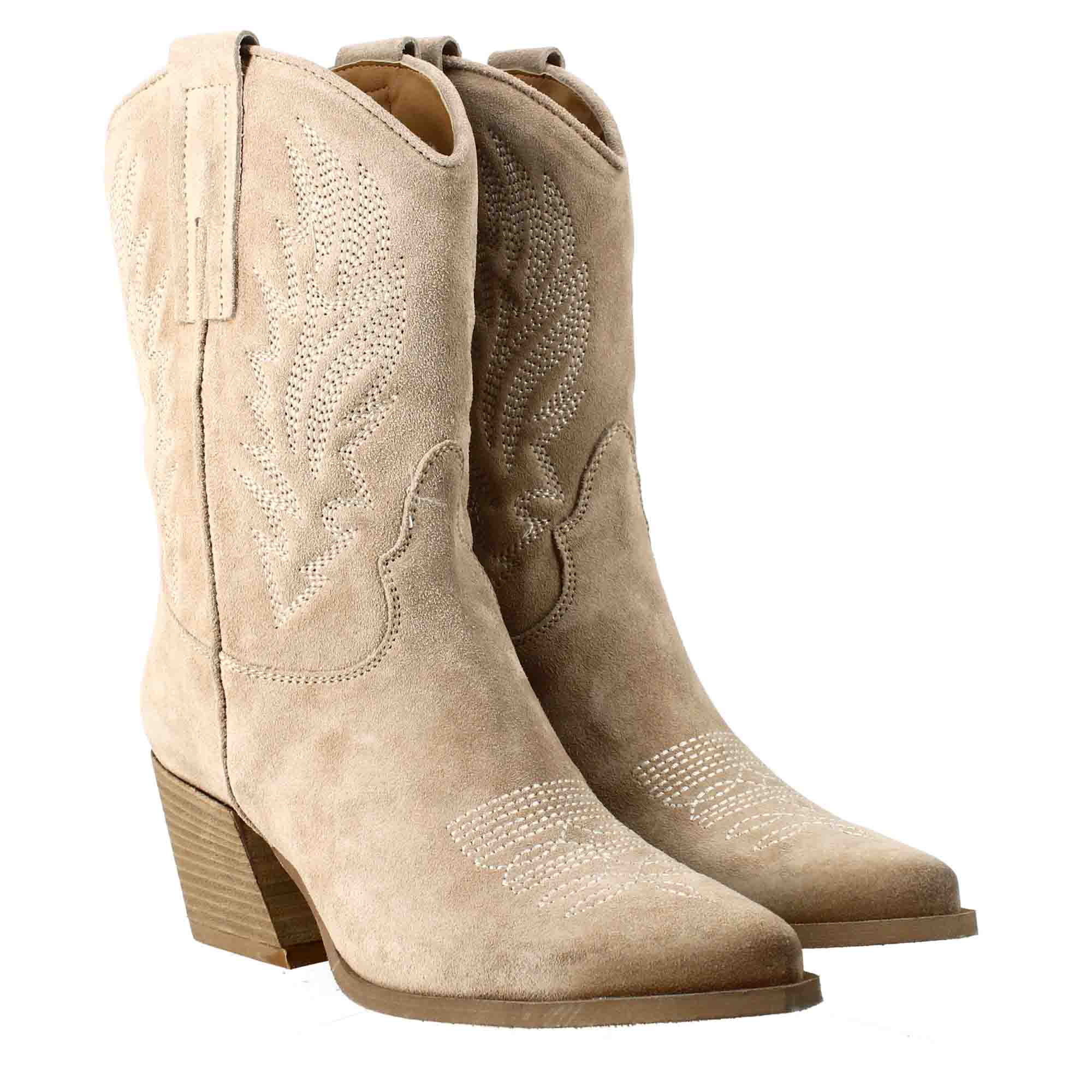 Women's low Texan boots in beige suede with embroidery.