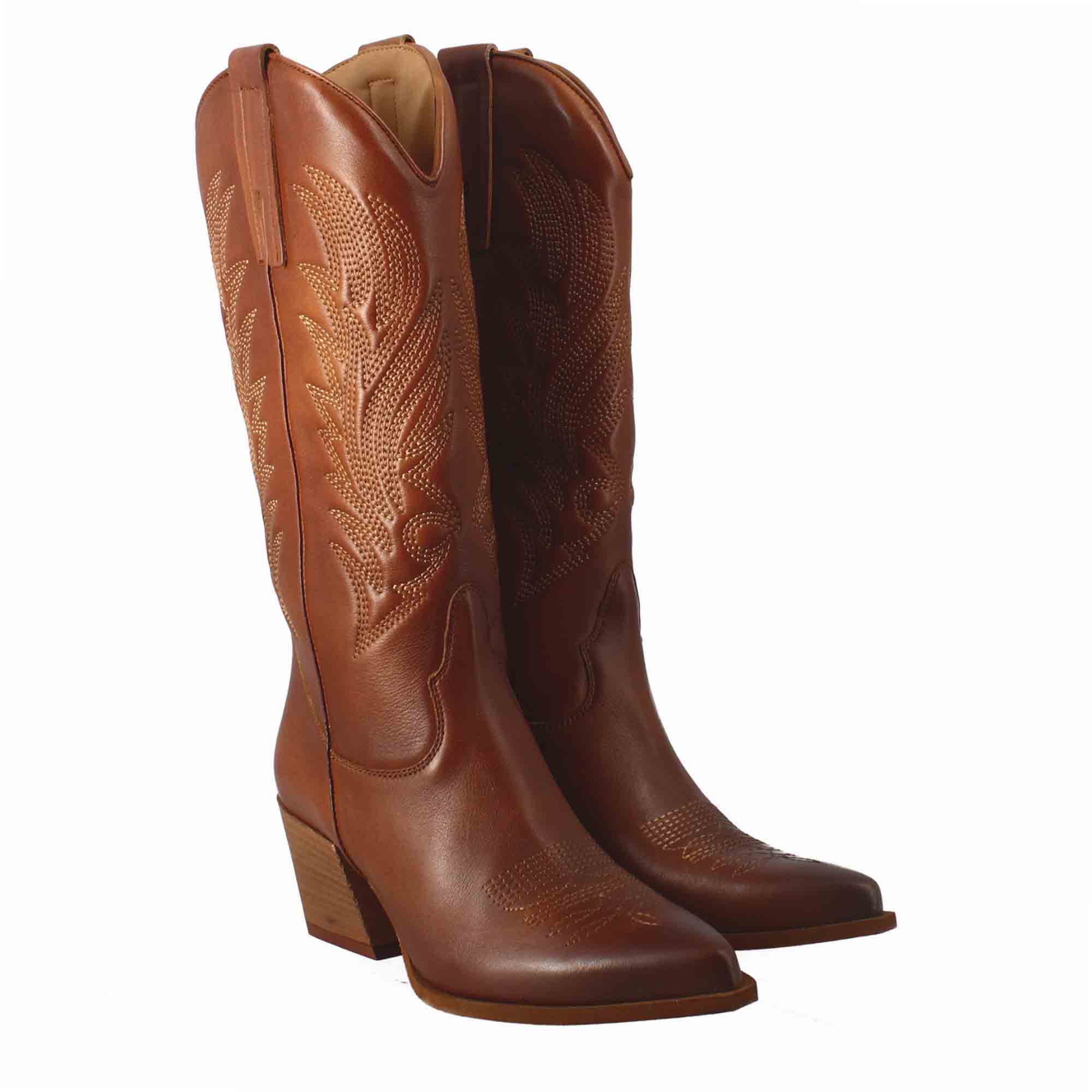 Women's medium Texan boots in brown leather with embroidery.