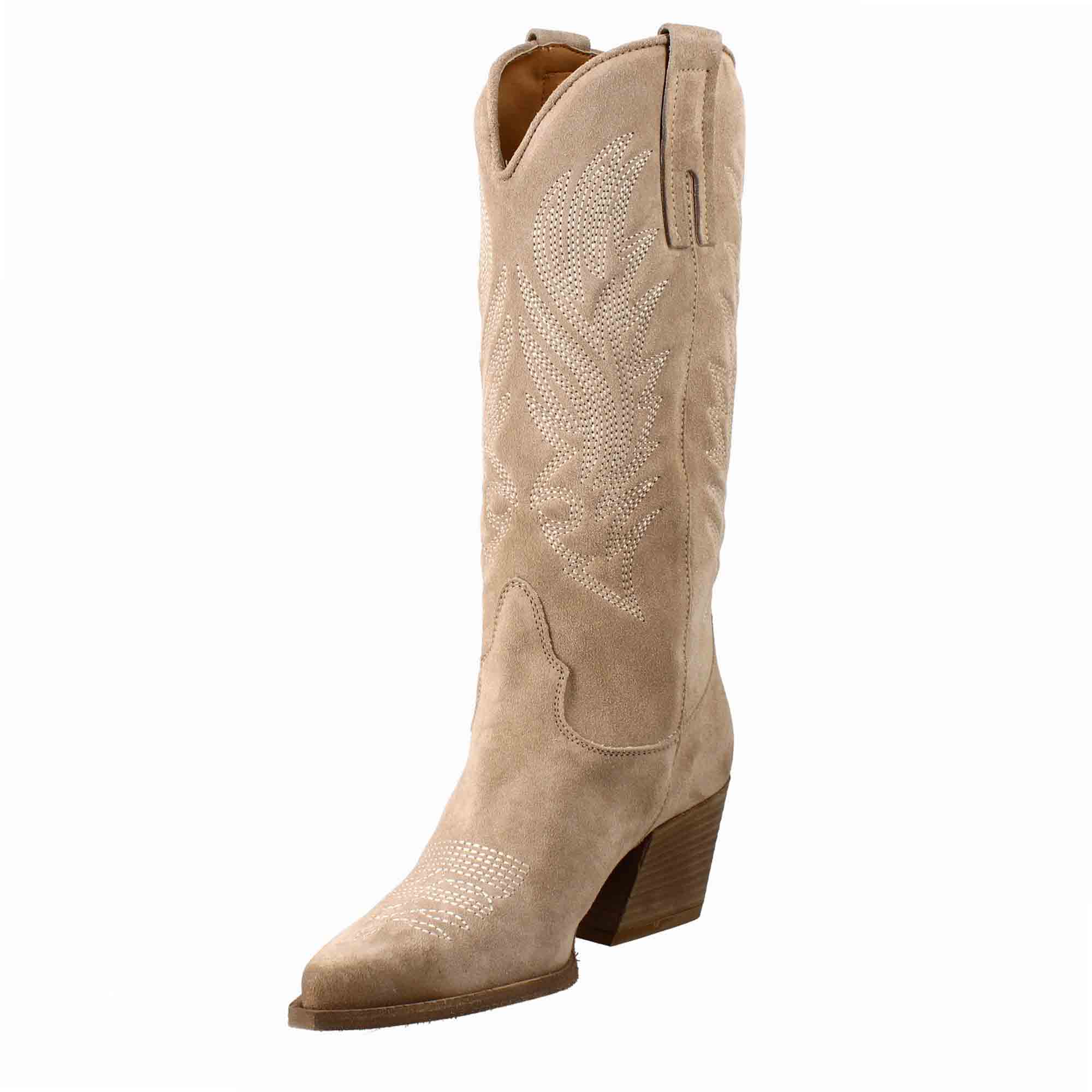 Women's medium Texan boots in light beige suede with embroidery.