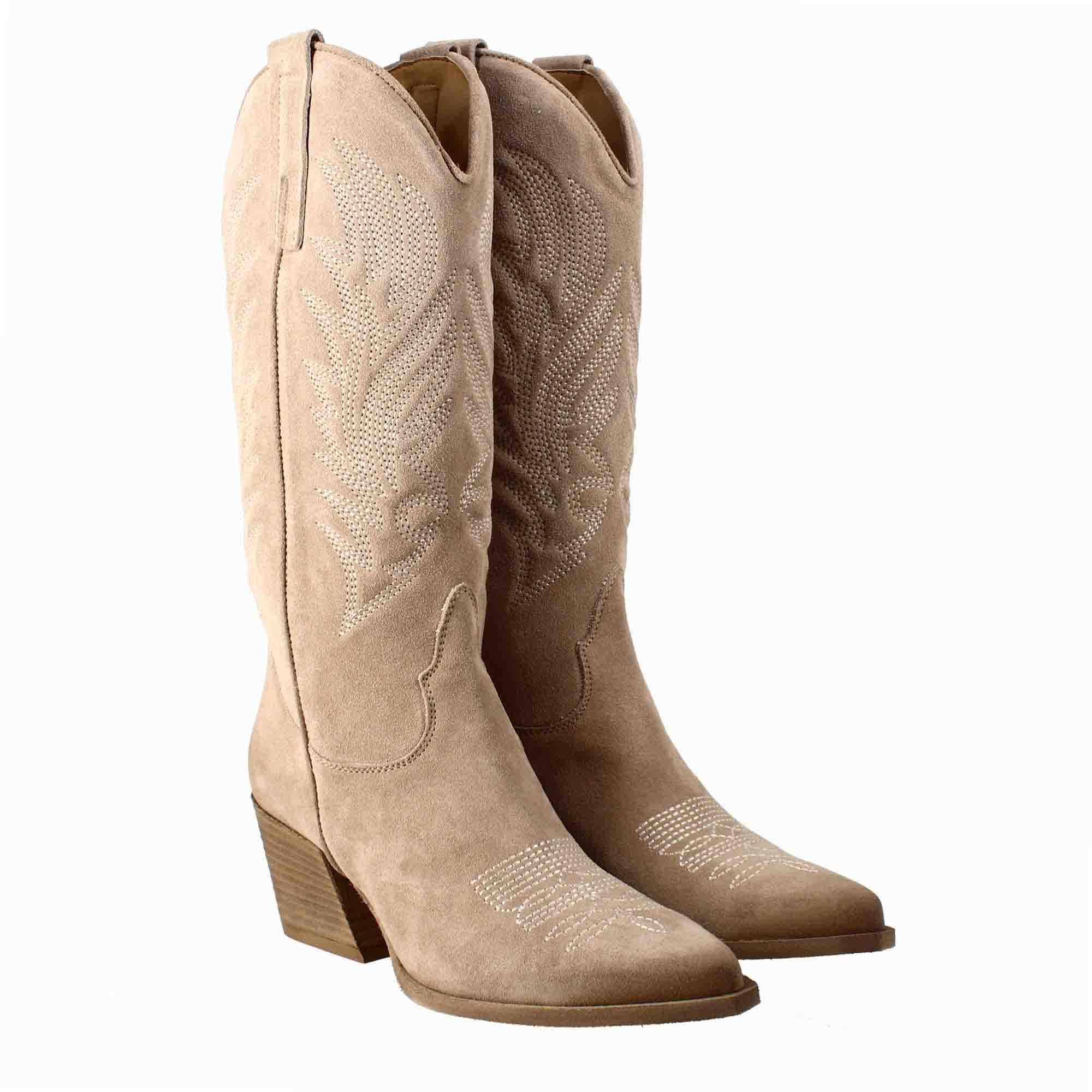 Women's medium Texan boots in light beige suede with embroidery.